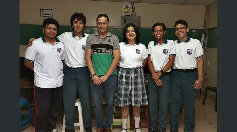 Estudiantes salvadoreños obtuvieron el segundo lugar en Expociencias Ecuador 2022. Estudiantes del Colegio Angloamericano. 