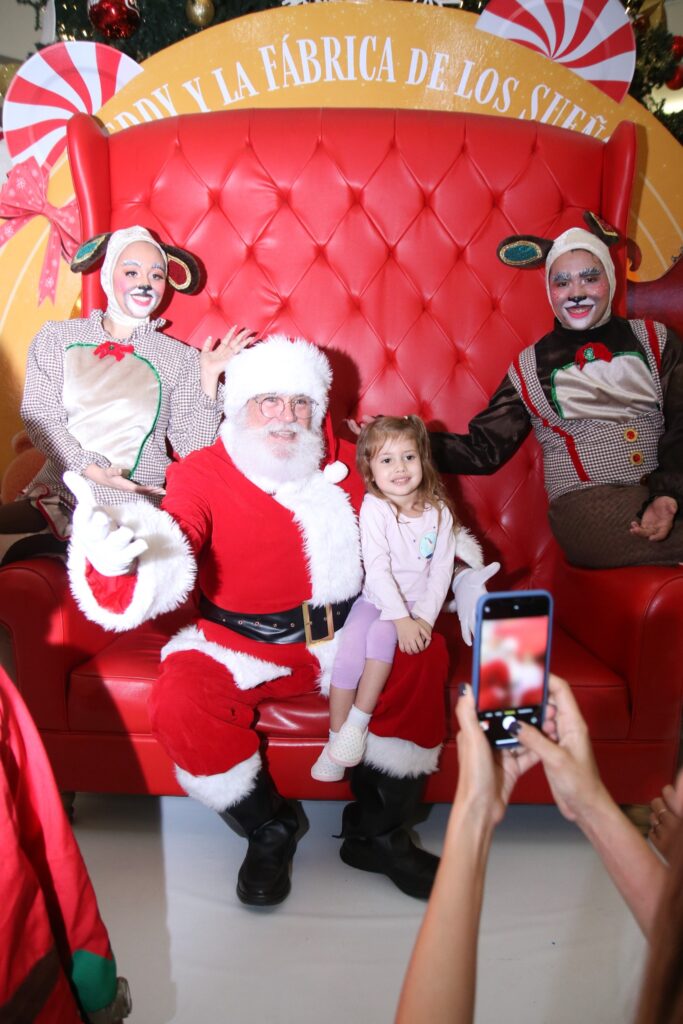 Es una tradición navideña en El Salvador encontrar a un Santa Claus en los centros comerciales.