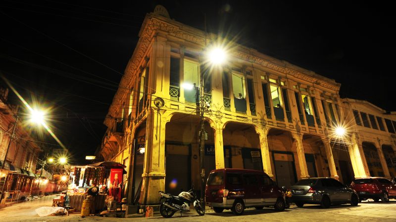 Fachada exterior del Club La Dalia en el Centro Histórico de San Salvador.