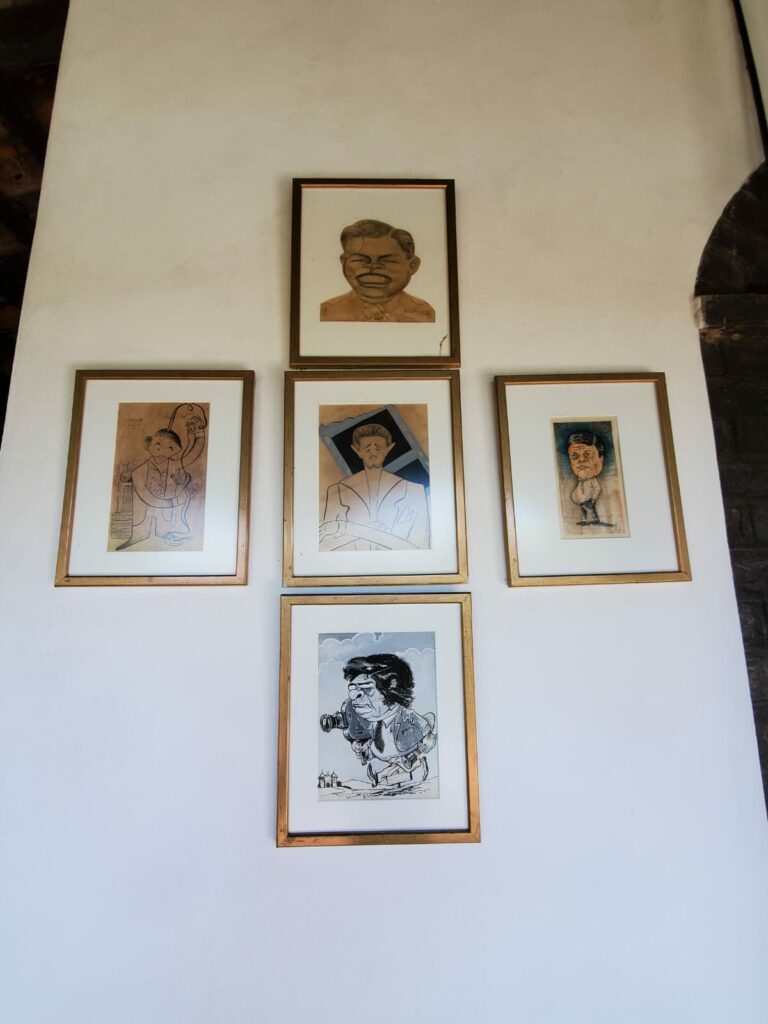 Diferentes retratos en la casa de Alejandro Cotto.