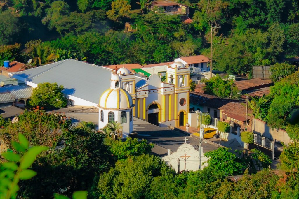 Vistazo aéreo a la Parroquia del Santo Cristo de Esquipulas, en Colón, La Libertad.