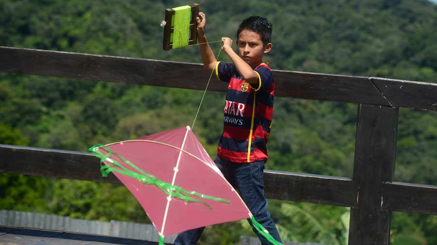 La piscucha es uno de los juguetes tradicionales de El Salvador que sigue presente en la niñez salvadoreña. Fotografía cortesía.