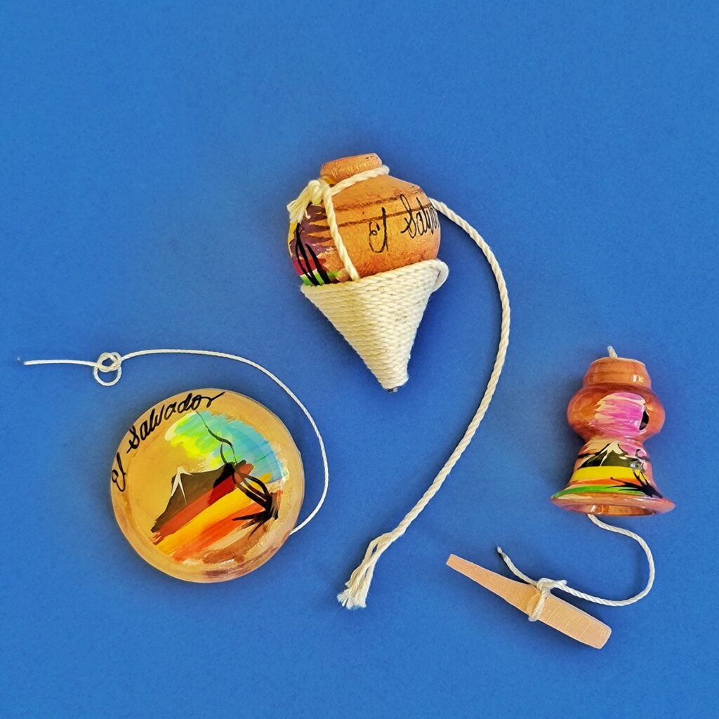 El trompo, el yoyo y capirucho son los juguetes tradicionales más populares de El Salvador.