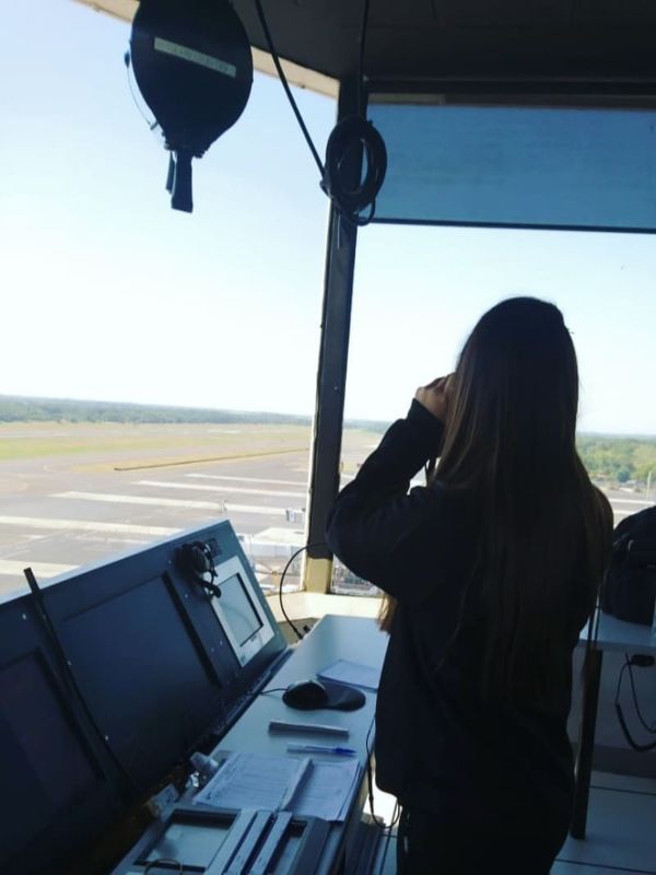 Priscila Monroy, ingeniera salvadoreña, desempeñando sus funciones como controladora de tránsito aéreo.