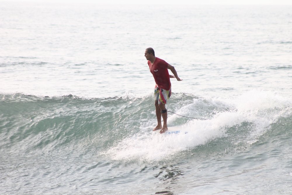 Amado en una competencia de surf sobre su longboard. - Salvavidas salvadoreño - Surfista salvadoreño.