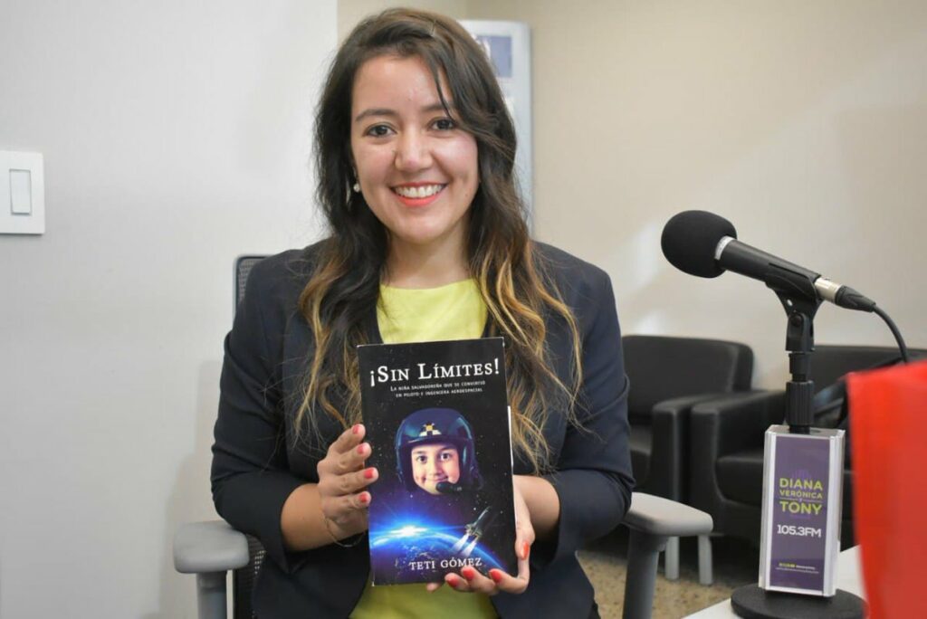 Teti Gómez posando con su libro "¡Sin Límites!".