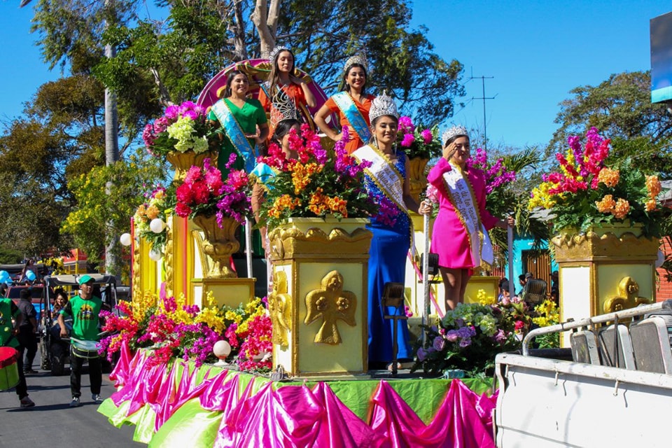 Celebración del Desfile del Correo por las fiestas patronales en Ahuachapán.