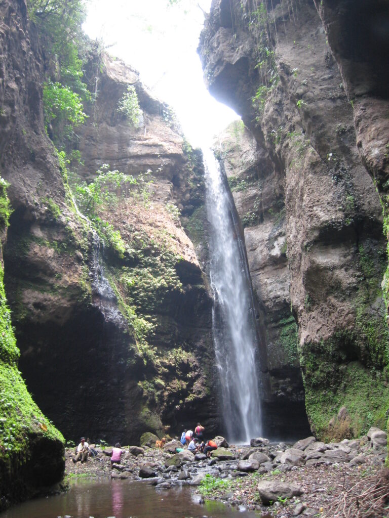 En la cascada es posible refrescarse en sus aguas.