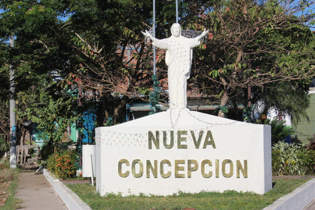 Estatua en la entrada del municipio de Nueva Concepción.