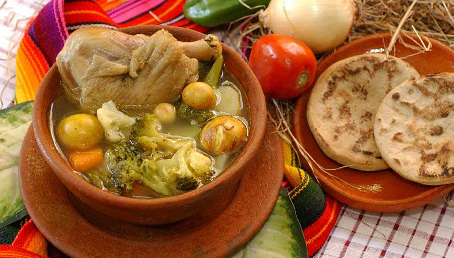 Platillos Típicos Salvadoreños - Sopa de gallina.