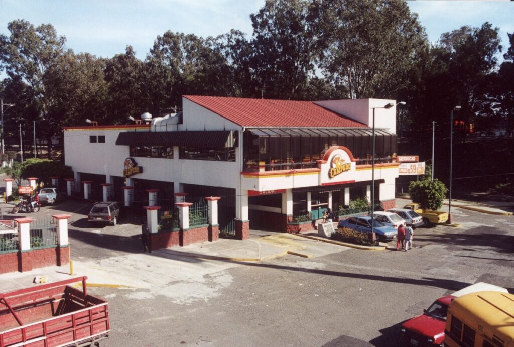 Una de las primeras sucursales del restaurante Pollo Campero en Guatemala. 