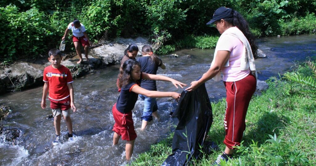Lugareños participan en la limpieza del río Acahuapa.