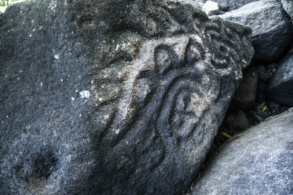 Piedras con petrograbados en Igualtepeque -  arte rupestre en El Salvador.
