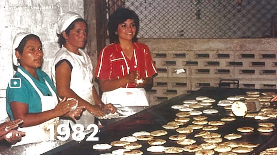 Preparación de pupusas en planchas, realizadas en Típicos Margoth en 1982.