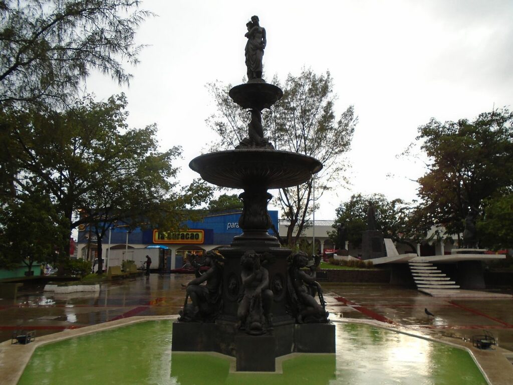 Fuente en la Plaza Central de Zacatecoluca.