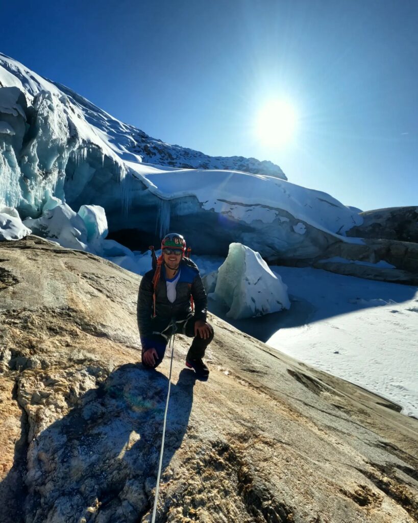 El salvadoreño alpinista posa para una fotografía en Perú.