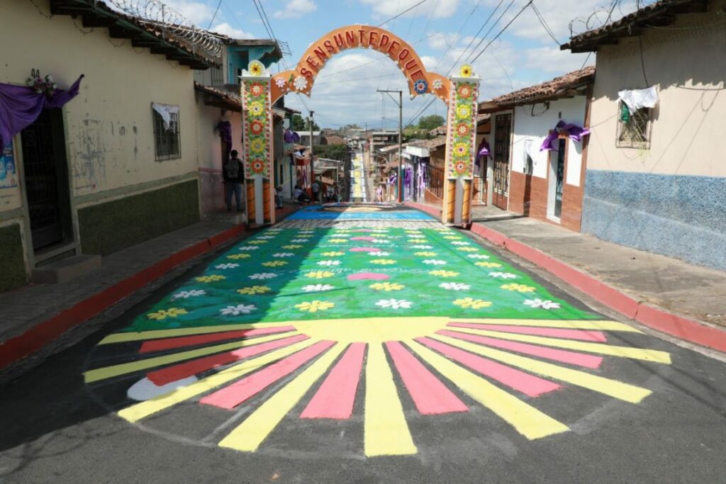 Vistazo a la mega alfombrada creada en Semana Santa en Sensuntepeque.
