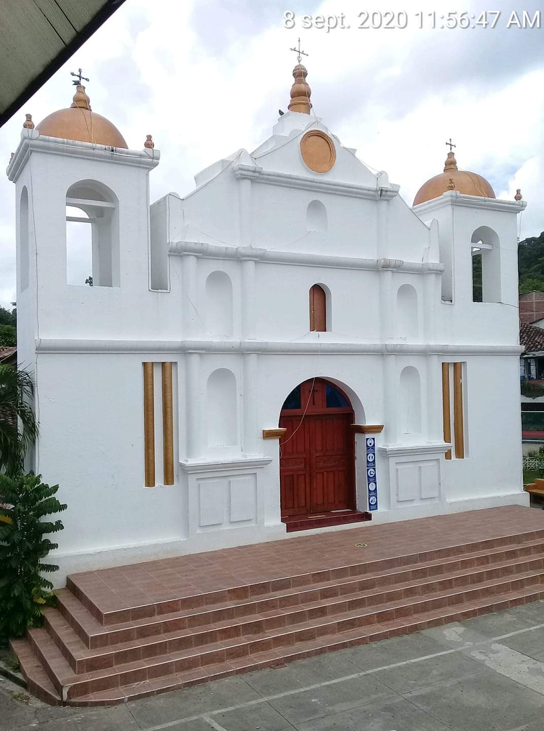 Vistazo a la fachada exterior de la iglesia del municipio de Cacaopera.