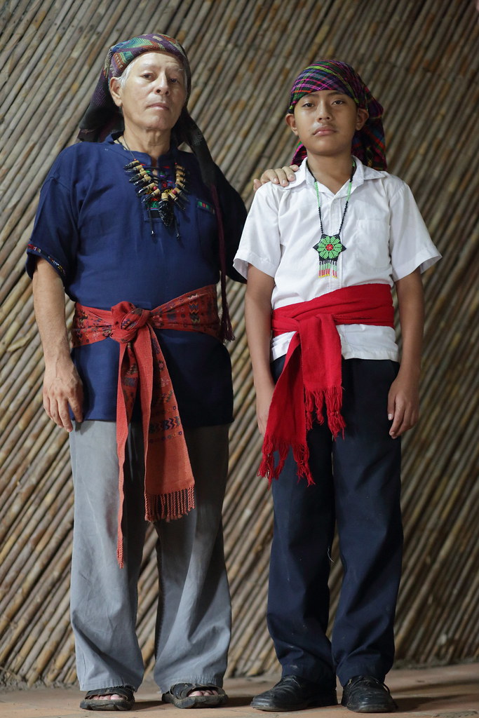 Miguel Ángel Amaya Amaya y su Hijo Ahtzic Iztamatul Amaya, de 14 años, personajes reconocidos de Cacaopera.