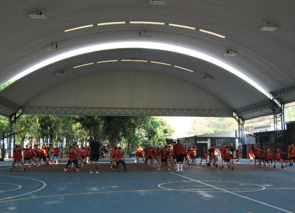 Al campamento asistieron un gran número de jóvenes basquetbolistas salvadoreños.