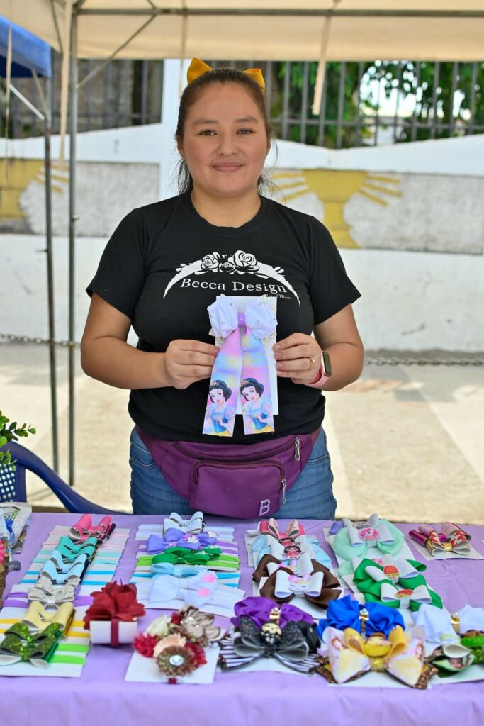 Rebeca de Rodríguez, una de las emprendedoras salvadoreñas, en una feria de emprendimiento.