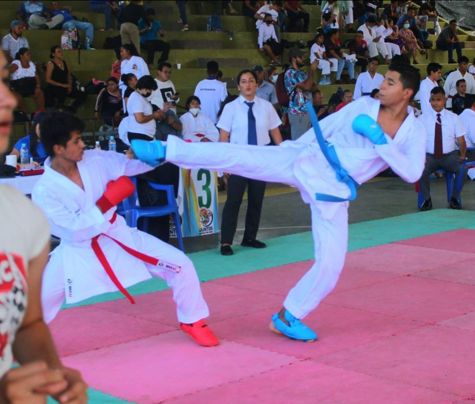 Carlos González, artista marcial salvadoreño, en una competición de karate. 