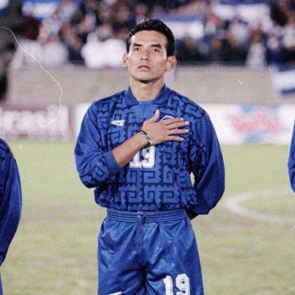 Raúl Díaz Arce en un partido de la Selección Nacional de El Salvador.