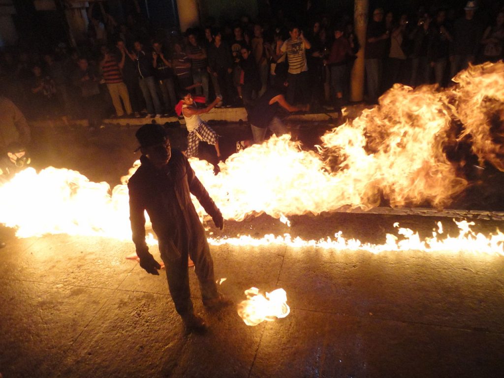Participante de las Bolas de Fuego de Nejapa.