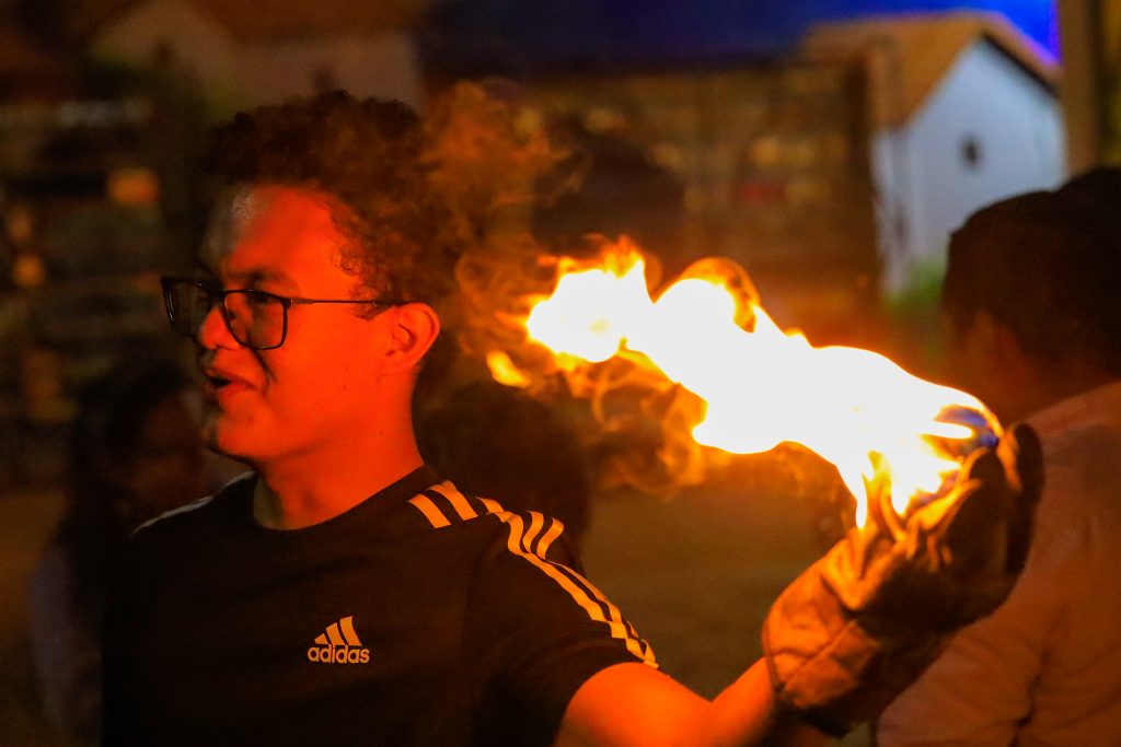 Vistazo a un participante sosteniendo una bola de fuego en Nejapa.