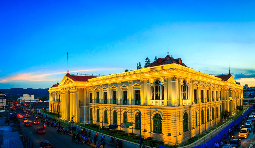 Fachada exterior del Palacio Nacional en el Centro Histórico de San Salvador.