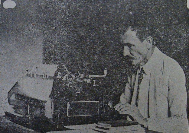 Arturo Ambrogi en su máquina de escribir.