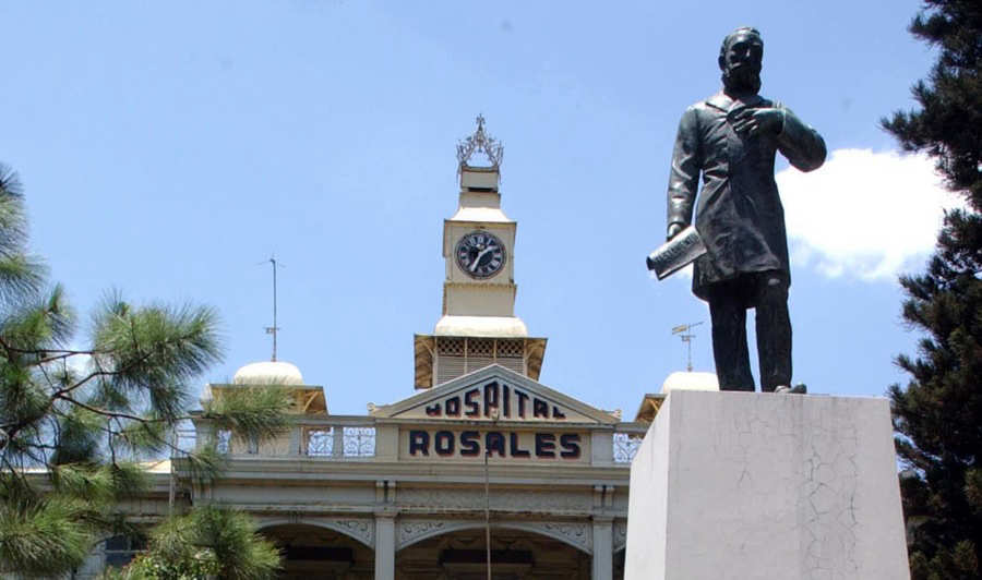 Estatua de José Rosales Herrador en el interior del hospital Rosales.
