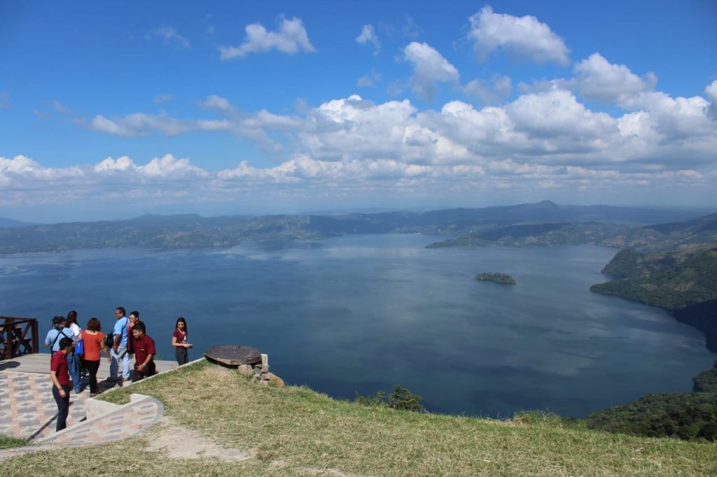 Vistazo al lago de Ilopango desde la Ruta Panorámica.