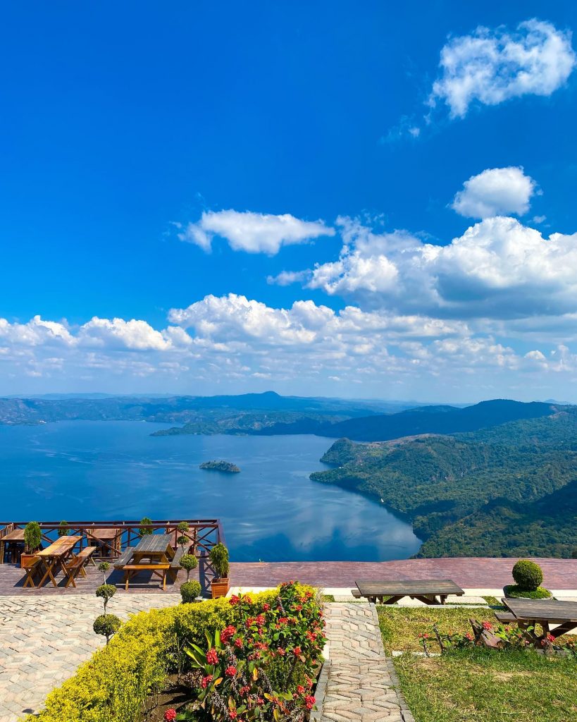 Vistazo al lago de Ilopango desde la Ruta Panorámica.