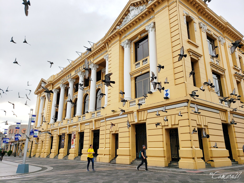 Fachada exterior del Teatro Nacional en el Centro Histórico de San Salvador.