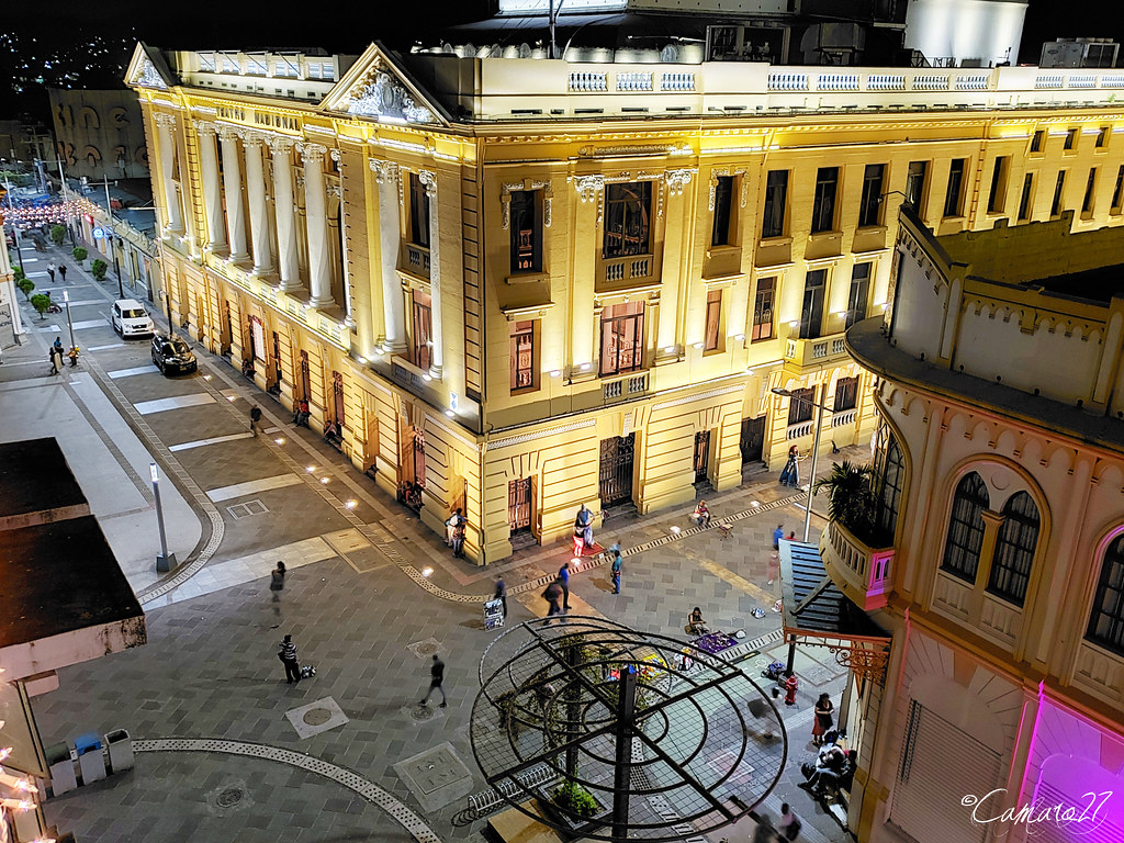Fachada exterior del Teatro Nacional de San Salvador de noche.