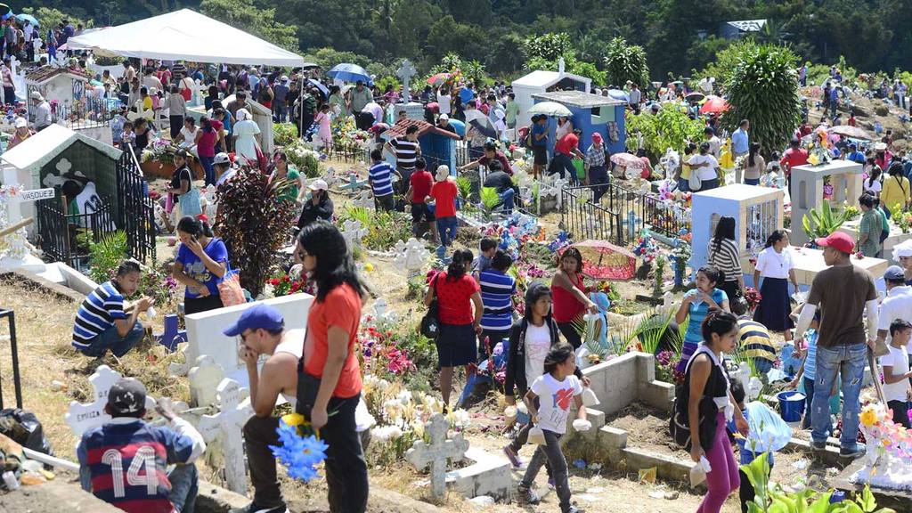 Día de los Difuntos en El Salvador - Cementerio enflorado.