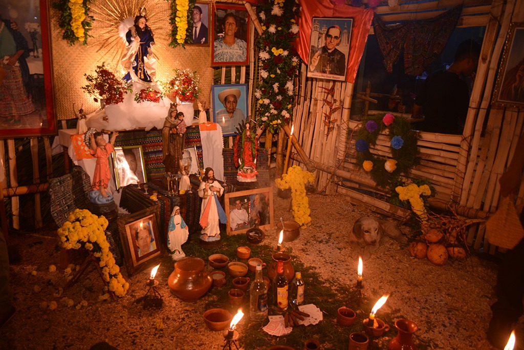 Vistazo a un altar colocado para conmemorar los Canchules de Nahuizalco.
