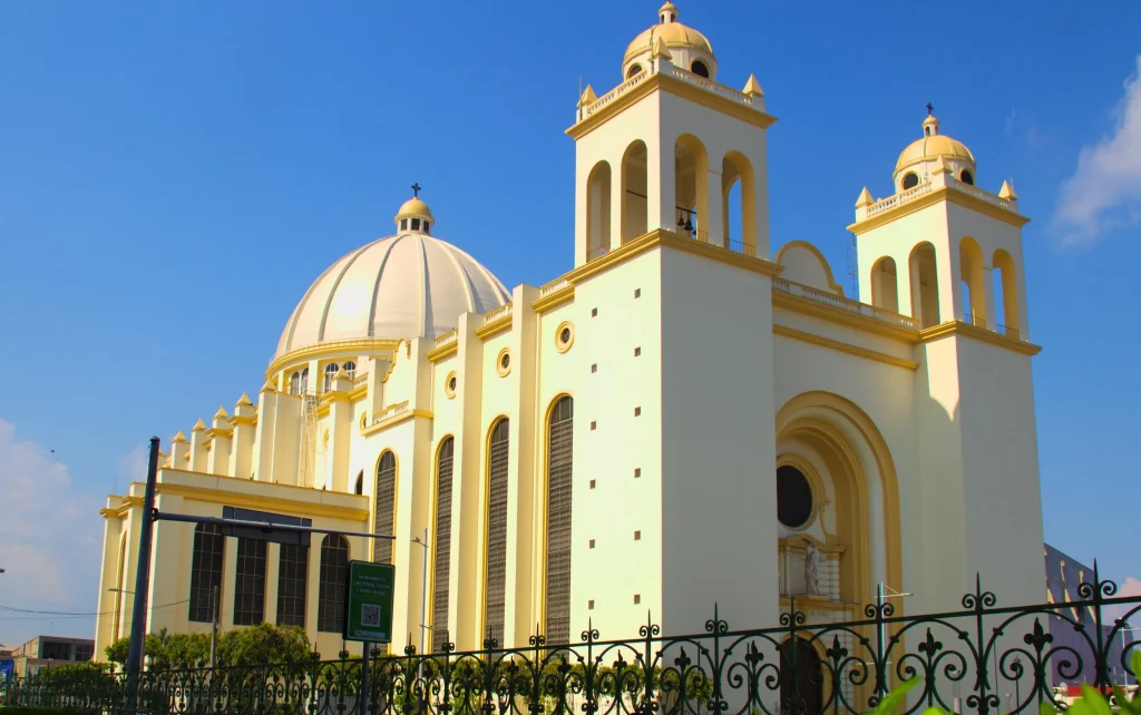 Vistazo a la fachada exterior de la Catedral Metropolitana de San Salvador.