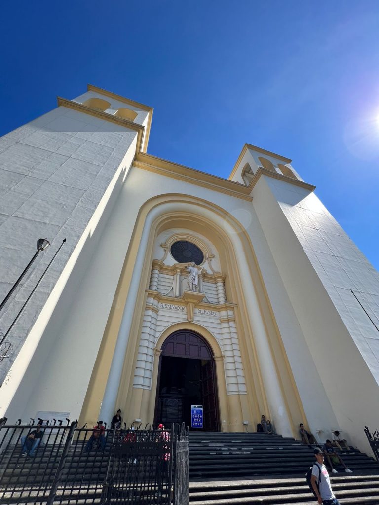 Vistazo a la fachada exterior de una de las entradas la Catedral Metropolitana de San Salvador.