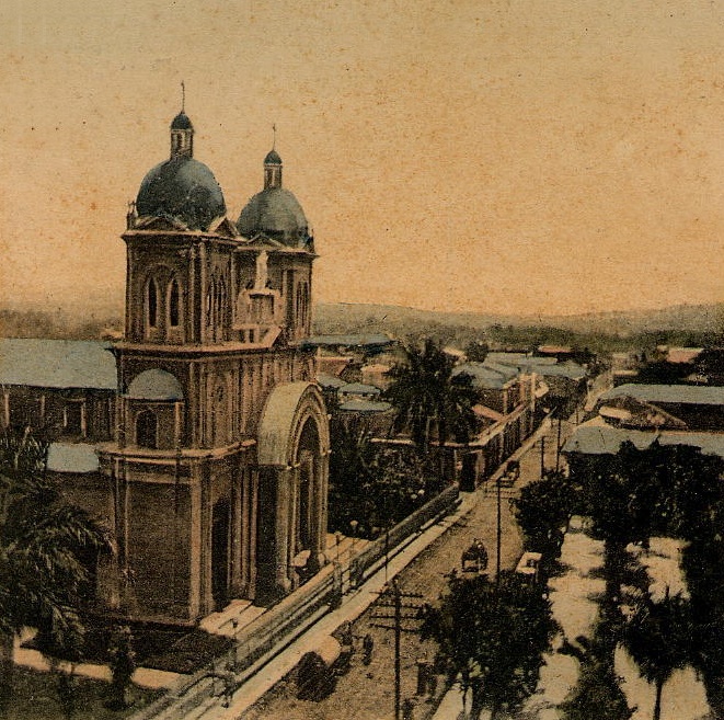 Vistazo a la fachada exterior de la segunda Catedral Metropolitana de San Salvador.