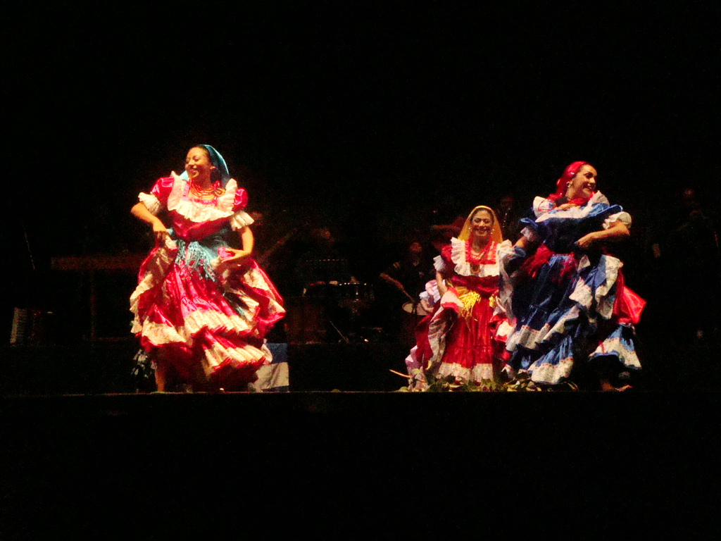 Bailarinas salvadoreñas participando en un baile de música folclórica salvadoreña del Xuc.
