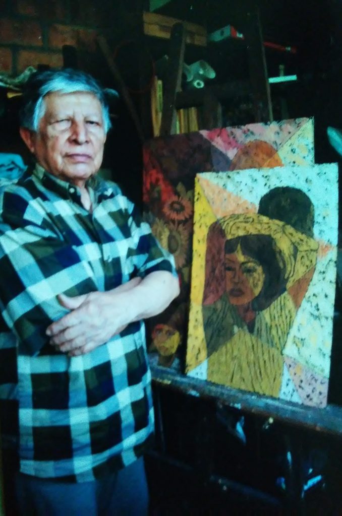 Camilo Minero junto a una de sus obras.