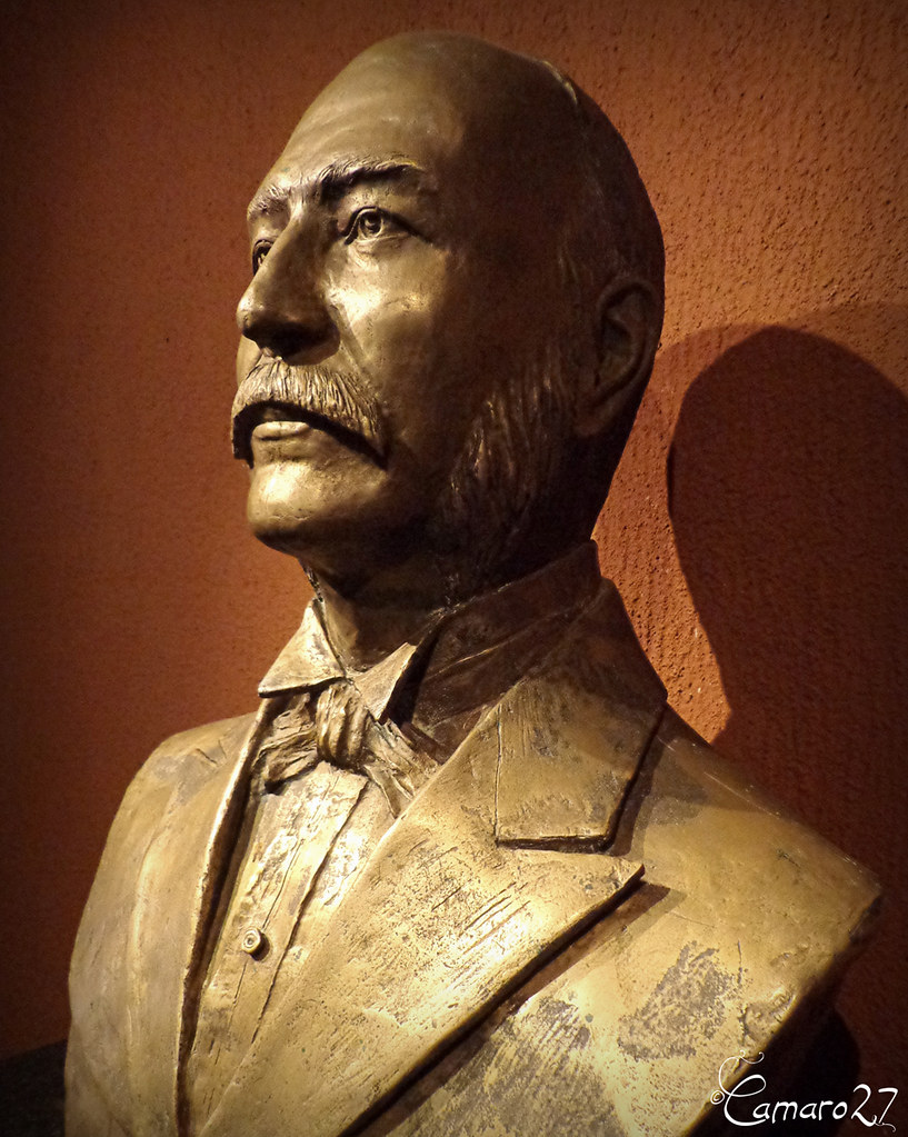 Busto de David J. Guzmán.