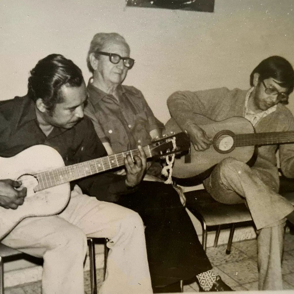 Pancho Lara tocando música junto a dos amigos
