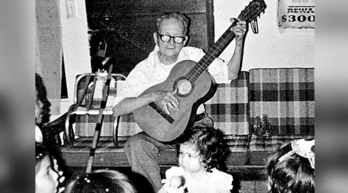Pancho Lara tocando guitarra