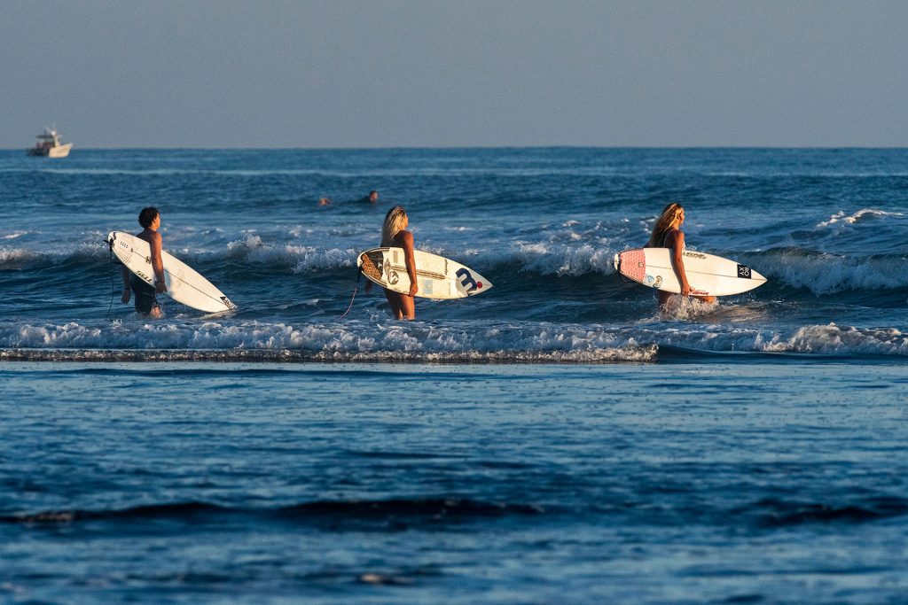 Surf en Playa El Tunco.