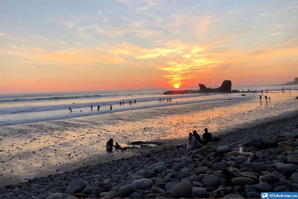 Atardecer en la playa El Tunco.