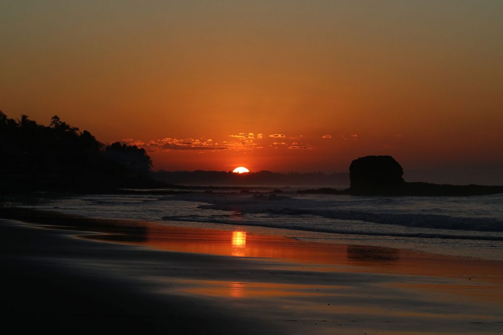 Atardecer en la playa El Tunco.