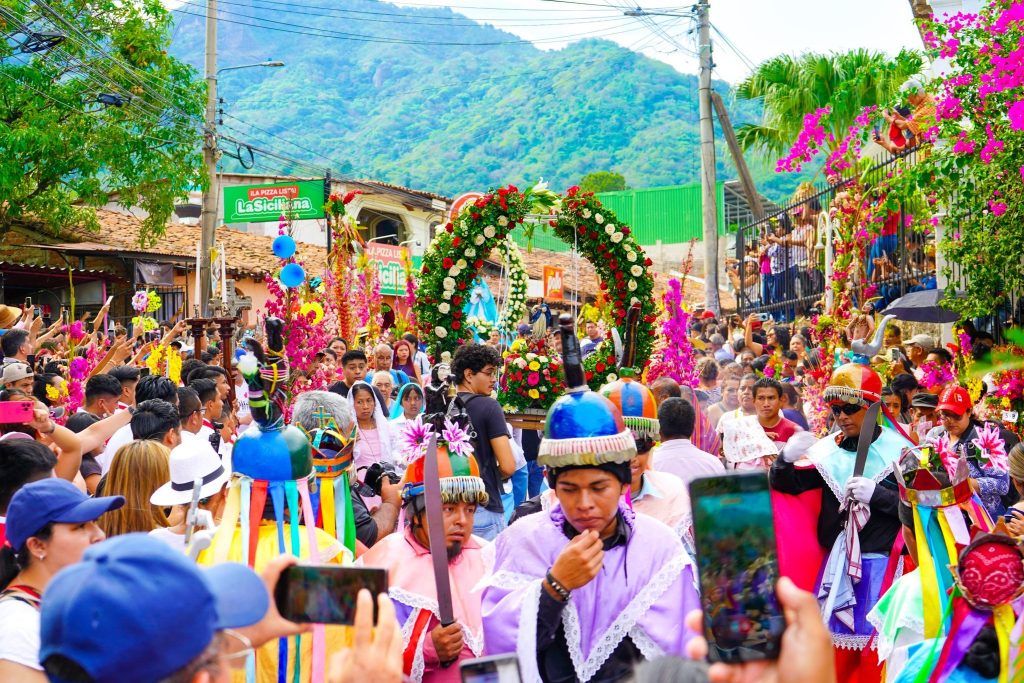 Procesión de las Palmas de Panchimalco.